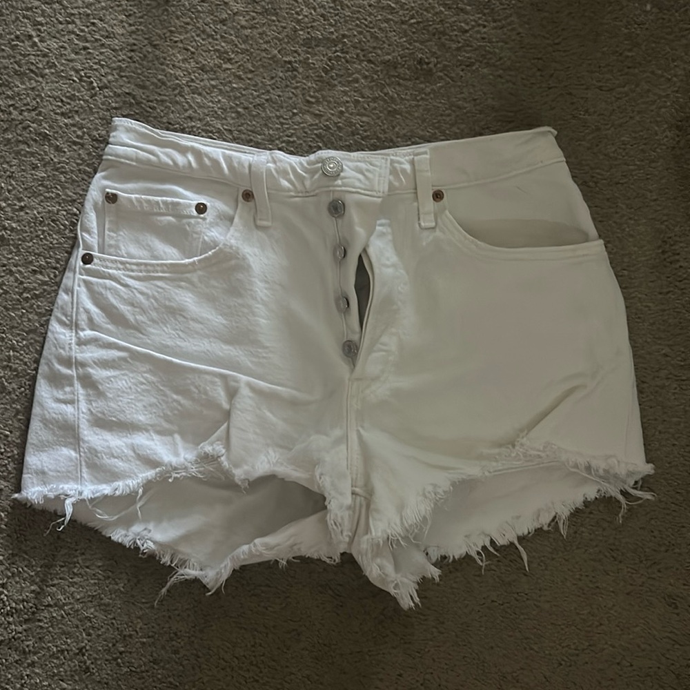 White 501 Levi shorts